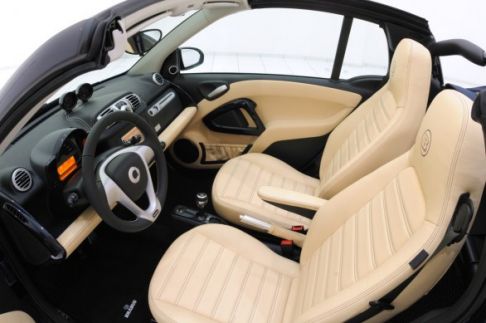 Smart - Smart Fortwo Brabus Le Bleu interni vettura. Sedili e vista interni Smart Fortwo Brabus Le Bleu width=