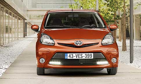 Toyota - New Toyota Aygo MY 2012 linee del frontale, caratterizzato da una nuova e più ampia griglia nella quale saranno inserite (ma sono a pagamento) le luci diurne a Led width=