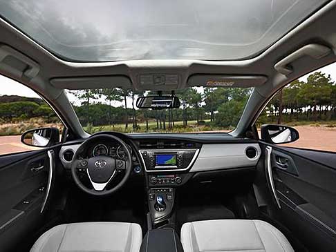 Toyota - Toyota Auris Hybrid my 2013 interni vettura con display centrale sul cruscotto e sistema Toyota Touch & Go Plus width=