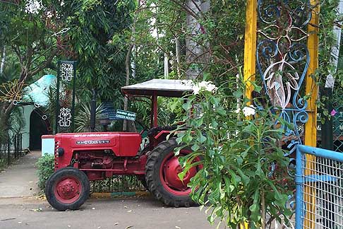Traffico e atmosfere indiane - Tractor Mahindra B-275 fotografato a Pondicherry in India width=