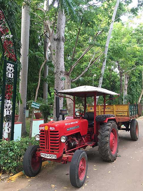 Traffico e atmosfere indiane - Tractor Mahindra B 275 agriculture width=