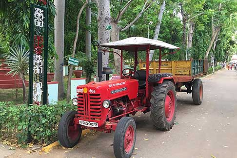 Traffico e atmosfere indiane - Trattore Mahindra B 275 avvistato a Pondicherry in India width=
