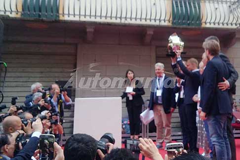 Premiato Valteri Bottas - Alzato al cielo il premio Valtteri Bottas che è il nuovo vincitore del Trofeo Lorenzo Bandini 2018