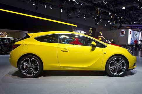 Opel - Vauxhall - Opel Astra GTC yellow MIAS 2012 il Motor Show Russo width=