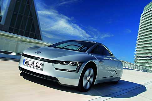 Volkswagen - Volkswagen XL1 con design molto aerodinamico ed utilizza materiali leggerissimi width=