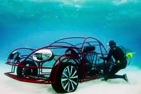 Volkswagen - Volkswgen Beetle sub, vettura subacquea costruita in tubi metallici  width=