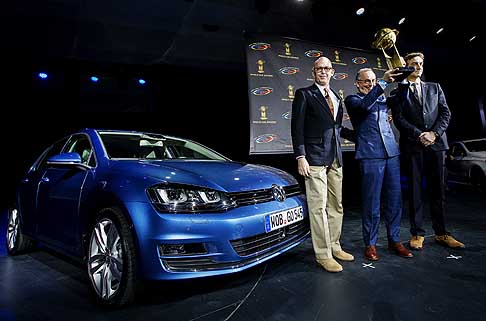 Volkswagen Golf - VW Golf vince il World Car of The Year con Head of Design del Volkswagen Group Walter de Silva al centro al Salone di New York 2013 width=