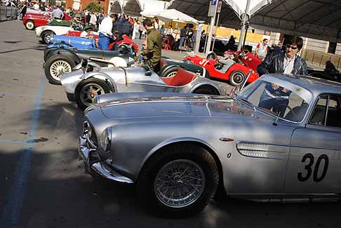 Auto storiche - Panoramica vetture d'epoca che gareggiano al GP di Bari nel 2010 width=