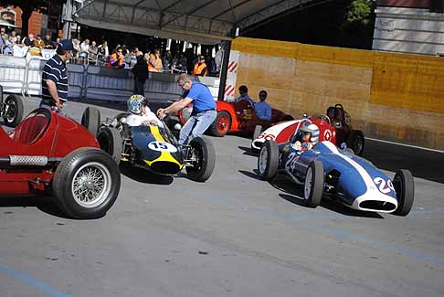 Auto d´epoca - Bolidi di Formula 1 si preparano per la gara width=
