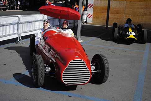 Auto storica - Auto storiche con piloti pronti per la partenza al GP di Bari in una calda giornata soleggiata width=