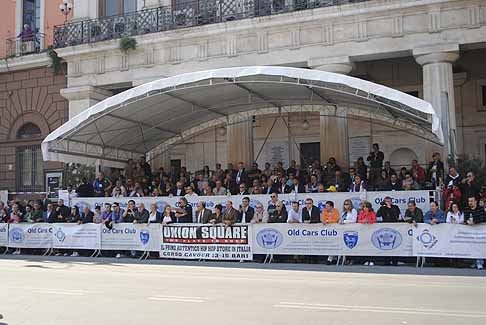 Auto storica - Tribuna d´onore difrante al'area paddock in piazza Prefettura a Bari width=