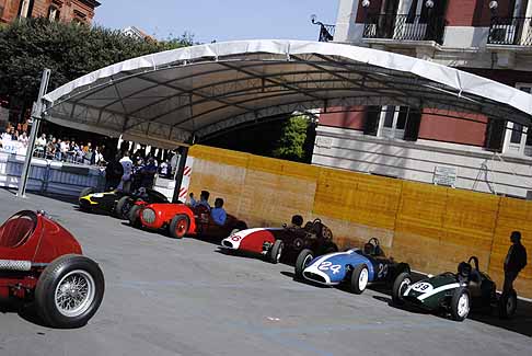 Auto storica - Panoramica monoposto d'epoca di Formula 1 e Formula 2 nell'area paddock width=