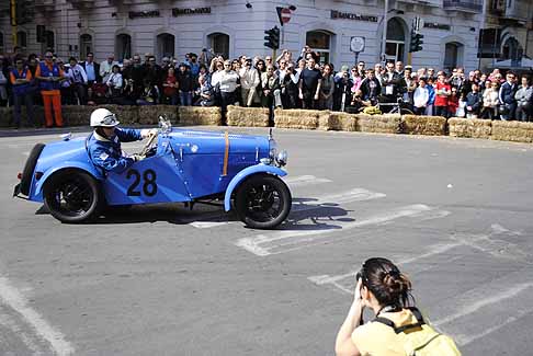 Auto d´epoca - Macchine storica in gara al Gran Premio di Bari 2010 con bandiera Inglese width=