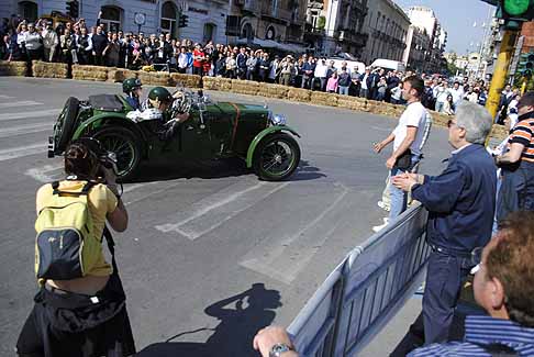 Auto storica - Vettura storica MG che affronta la curva al Gran Premio di Bari 2010 width=