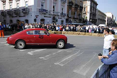 Macchina storica - Macchina d´epoca che gareggia nella gara di regolarità al Gran Prix di Bari width=