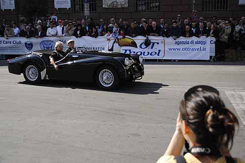 Auto storica - Auto storica nera targata Taranto per il GP di Bari width=