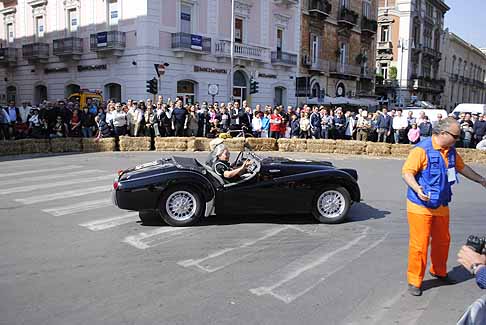 Macchina storica - Macchina d´epoca nera in gara al GP di Bari width=