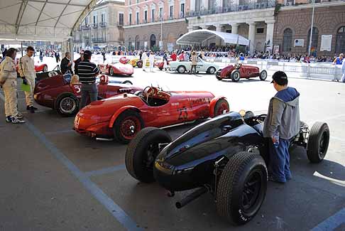 Macchina storica - Panoramica auto d'epoca nell'area paddock al Gran Premio di Bari width=