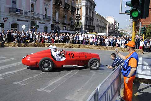 Auto storica - Bolide in pista al Gran Premio di Bari per la gara di regolarità con il copilota femminile che controlla il tempo 2010 width=