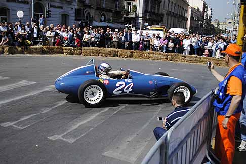 Macchina storica - Monoposto da competizione azzurra al GP di Bari che affronta la curva width=