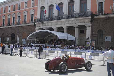 Auto storica - Panoramica della tribuna d´onore di fronte al palazzo della prefettura a Bari width=