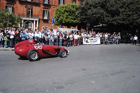 Monoposto storica - Bolide Rosso in pista per la gara di regolarità width=