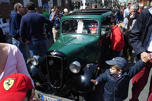 Fiat - Macchina d´epoca Auston Seven Inglese tra la folla a fine gara  width=