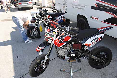 Preparativi Donne e Motori 2011 - Utili ritochi sula moto prima di scendere in pista width=
