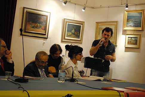 Ferrari - Esibizione canora una sorpresa per Peter Iurilli autore del libro. width=