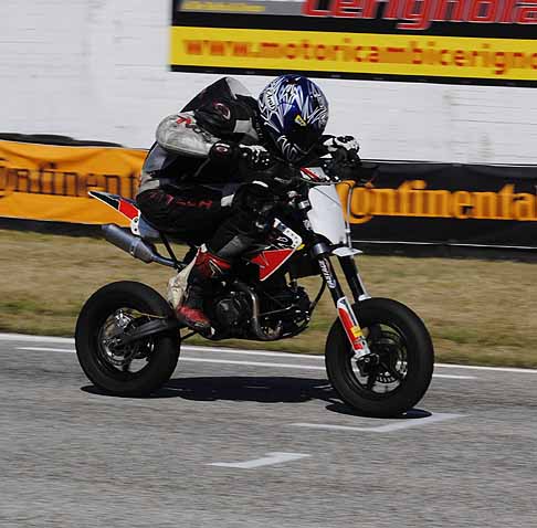 Moto - Moto di piccola cilindrata in pista  width=