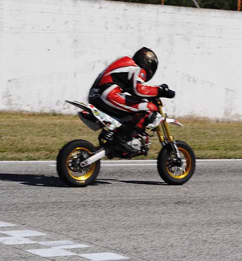 Moto - Moto che gareggia in pista width=