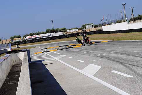 Moto - Moto da corsa in pista width=