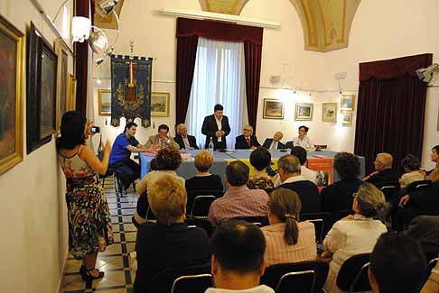 Ferrari - Sala delle Cerimonie e presentazione del Sindaco di Castellana Grotte Francesco Tricase width=
