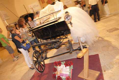 Ferragosto - Carrozza storica utilizzata per matrimoni con abito da sposa width=
