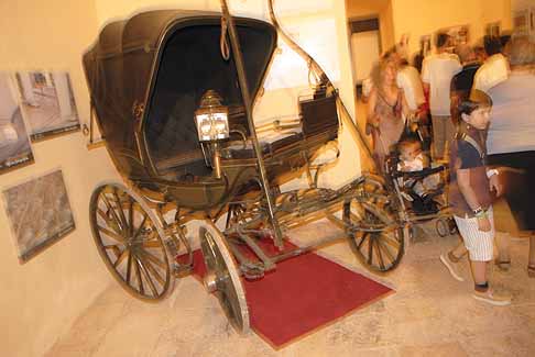 Ferragosto - Carrozza a quattro ruote con copertura width=