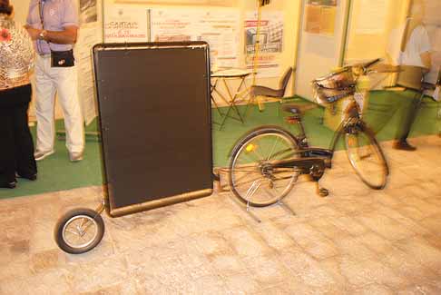 Ferragosto - Bicicletta con gancio porta manifesto width=