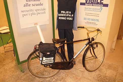 Ferragosto - Bicicletta della polizia Municipale di Gioia del Colle  width=