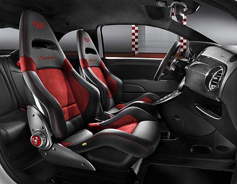 Abarth - Gli interni della 695 Record offrono sedili Abarth Corsa by Sabelt® in pelle nera con inserti in Alcantara® e cuciture di colore rosso. Pedaliera e il battitacco sono in alluminio. width=