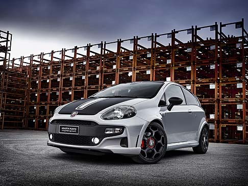 Abarth - La nuova Abarth Punto Supersport arricchisce la propria personalità unendo la sportività del marchio con una particolare caratterizzazione di design e stile. width=