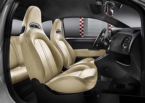 Abarth - A bordo della 695 Black Diamond troviamo i sedili interamente in pelle di colore beige sabbia, eleganti e confortevoli. Ilvolante, in pelle nera, è impreziosito da inserti in pelle beige e mirino tricolore. width=