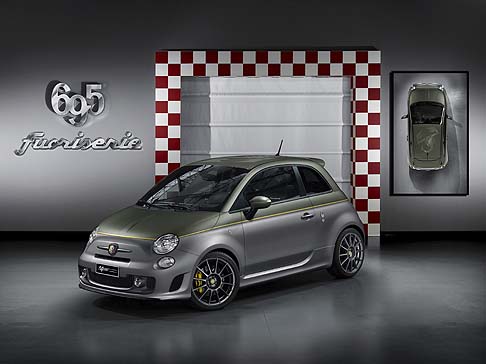 Abarth - Ispirata alle tendenze più recenti, la Abarth 695 Hype si rivolge ai più giovani. All’esterno spicca la livrea bicolore con la parte inferiore in Grigio Record Opaco e superiore in Verde Opaco. width=