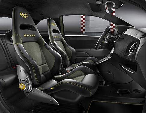 Abarth - All’interno della 695 Hype spiccano i sedili Abarth Corsa by Sabelt® in pelle nera con inserti in Alcantara® verde militare sono ricamati con i loghi 695 e fuoriserie in giallo. width=