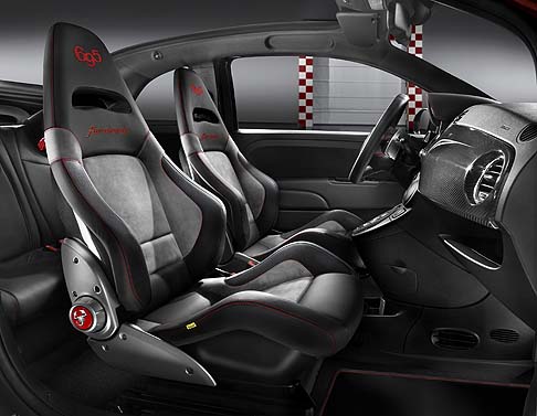 Abarth - La 695 Scorpione esposta a Ginevra presenta una livrea di colore nero lucido con cofano opaco su cui è realizzata una banda passante attraverso un trattamento di lucidatura.  width=