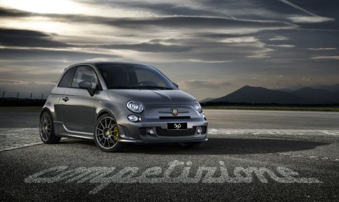 Abarth - La nuova Abarth 595, nella versione turismo, risulta dedicata a chi, sensibile alle tendenze, ama un tipo di sportività senza eccesso, mentre la variante competizione è rivolta ai veri amanti dell'elaborazione, che non rinunciano mai alla sportività. width=