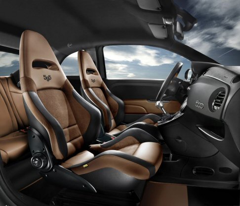 Abarth - In dettaglio, l'Abarth 595 è equipaggiata con un motore 1.4 Turbo T-Jet, la cui potenza è stata portata a 160 CV grazie ad un kit specifico. width=