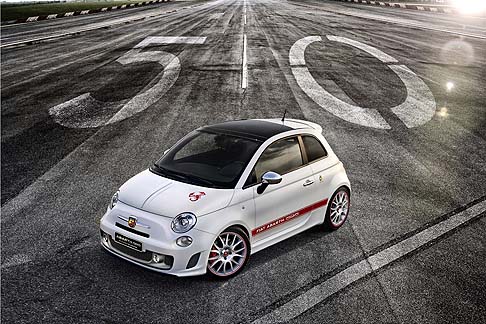 Abarth - La verniciatura, bianco tristrato opaco, fa da sfondo a dotazioni come i fari allo Xenon con funzione anabbagliante e di profondità e al tetto apribile. width=