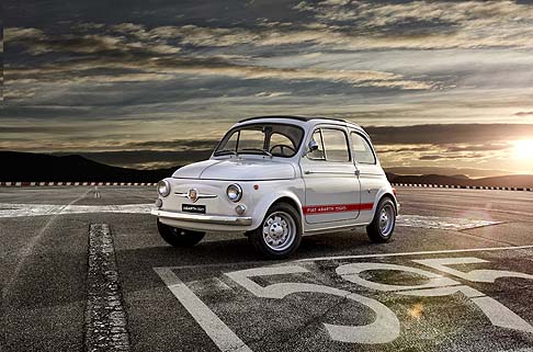Abarth - La special edition reinterpreta in chiave attuale l’icona del brand, adottando il colore, i loghi storici del marchio e le grafiche originali Fiat Abarth 595, tutti realizzati a mano.  width=