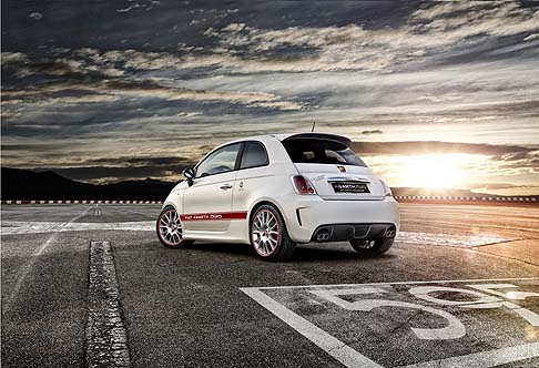 Abarth - Le prestazioni sono, infine, assicurate, dal brillante motore 1.4 T-Jet da 180 CV, abbinato a un cambio Abarth Competizione.  width=
