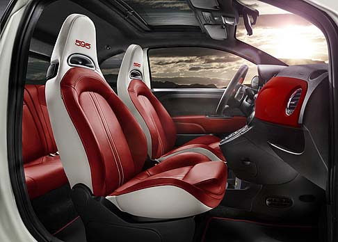 Abarth - Le performance sono garantite anche da pneumatici prestazionali montati su cerchi in lega da 17 pollici, con design 695 Grigio Magnesio impreziosito da un liner rosso.  width=