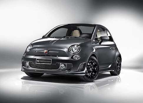 Abarth - Il carnet delle novità include anche una Abarth 695 Edizione Maserati , proposta nella tinta Grigio Record e realizzata in una serie limitata di soli 49 esemplari. width=